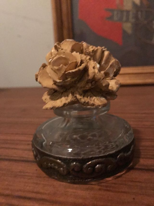 Frasco con detalle plateado y tapón de flored