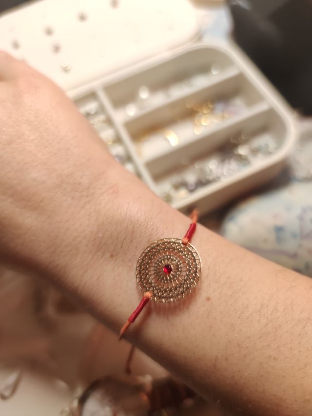 Pulsera ajustable filigrana dorada hilo rojo