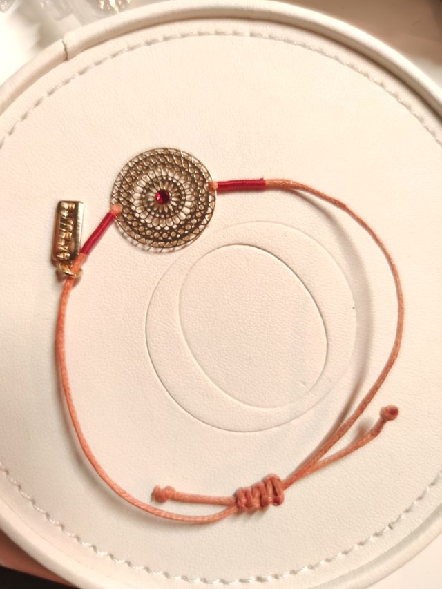 Pulsera ajustable filigrana dorada hilo rojo