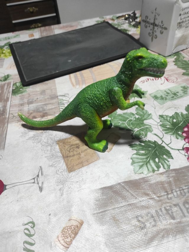tiranosaurio verde articulado