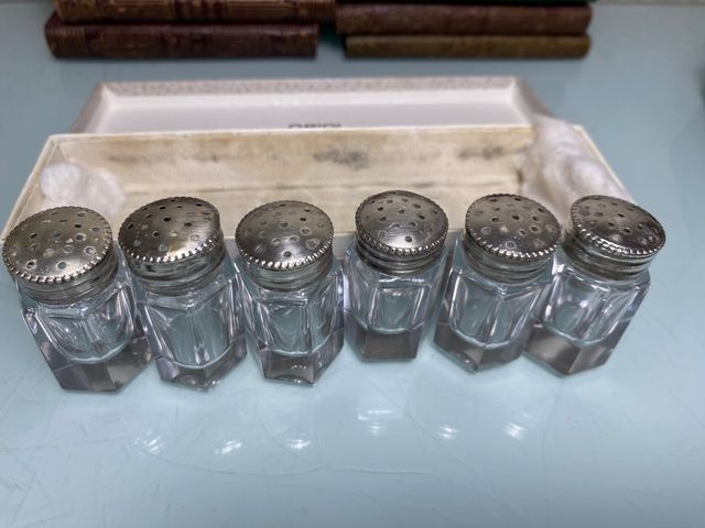 Estuche vintage de saleros de cristal y plata