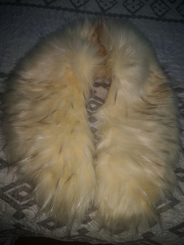 cuello imitación piel.