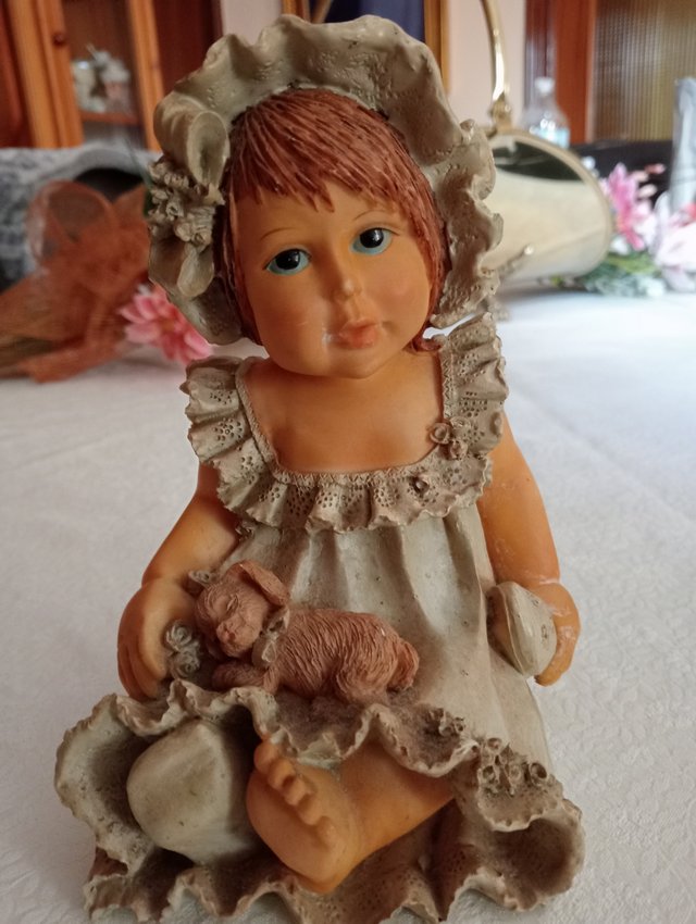 escultura de niña de los años 20 vintage