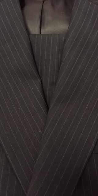 Traje negro con raya, un uso.-