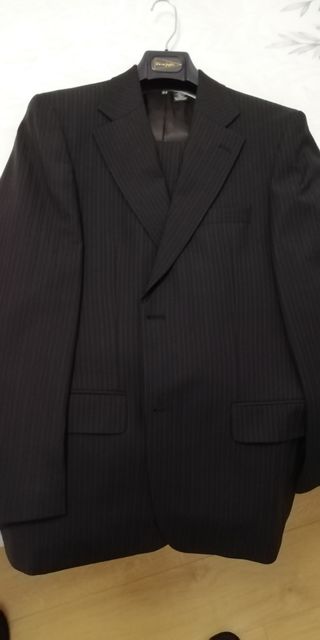 Traje negro con raya, un uso.-