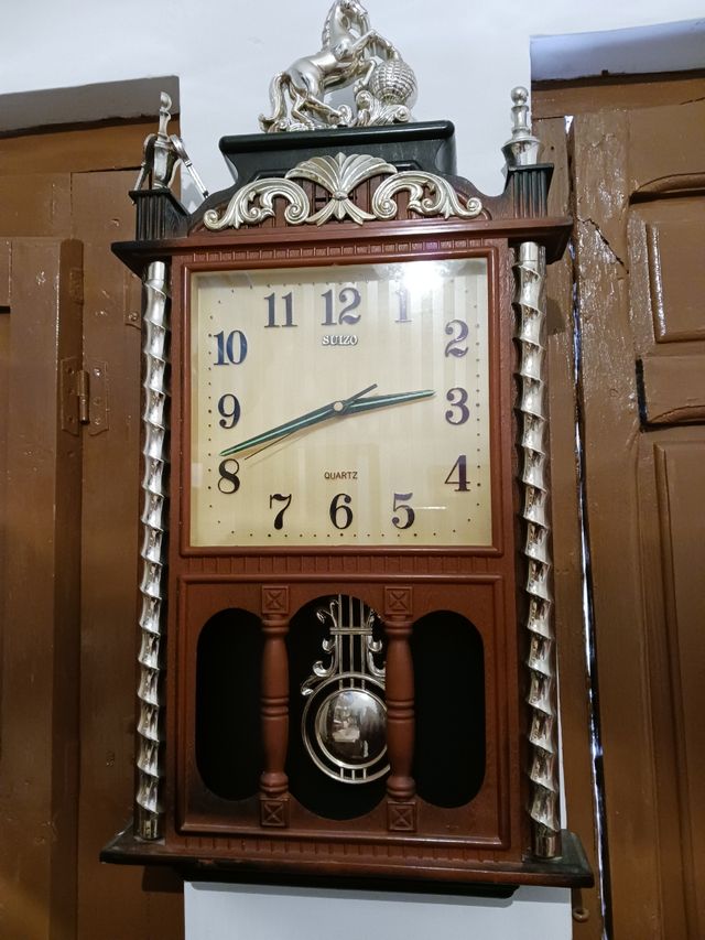 reloj de pared clásico funciona perfectamente