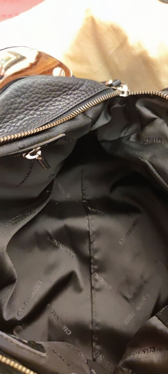 bolso de piel de la firma Gironacci Italia.b