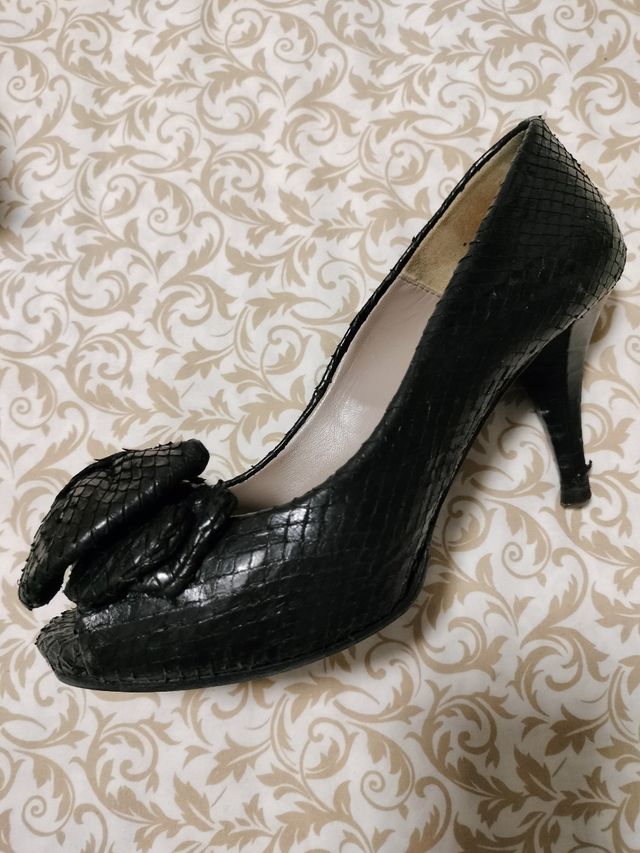 Zapato negro de Uterqüe talla 37