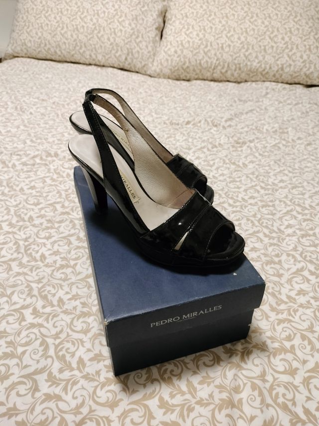 Sandalias negras de charol de Pedro Miralles t. 37