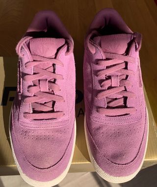 Zapatillas lilas ante Reebok