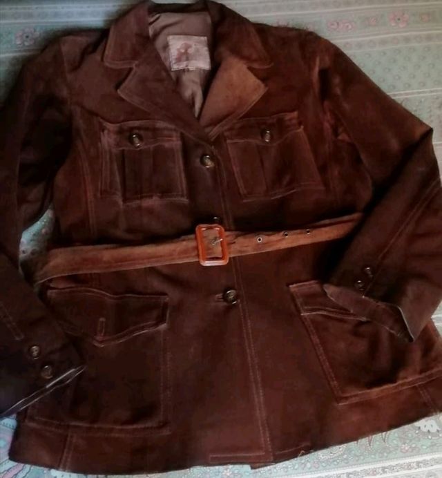 Chaqueta ante marrón de peletería.