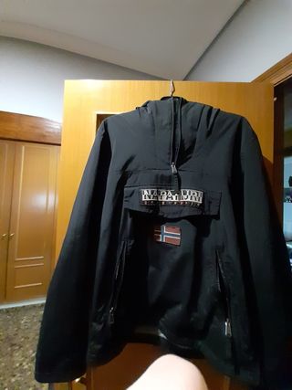 Parka Napapijri negra