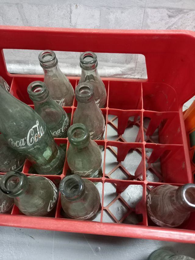 vecchie scatole e bottiglie