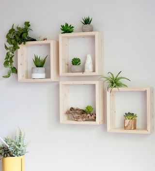 testiera e comodino, mensole per letto