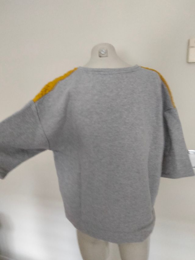 sudadera chica. talla M. pull & bear