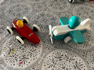 Coche y avión de madera