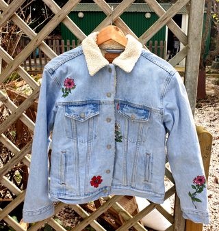 Cazadora levis con foro nueva S diseño flores