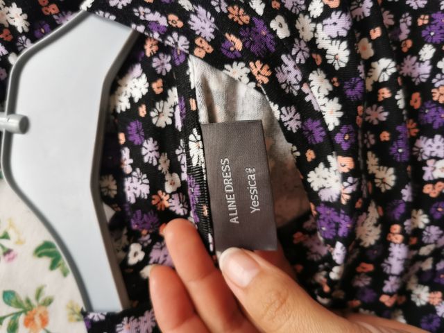 abito viola a maniche lunghe con motivo floreale