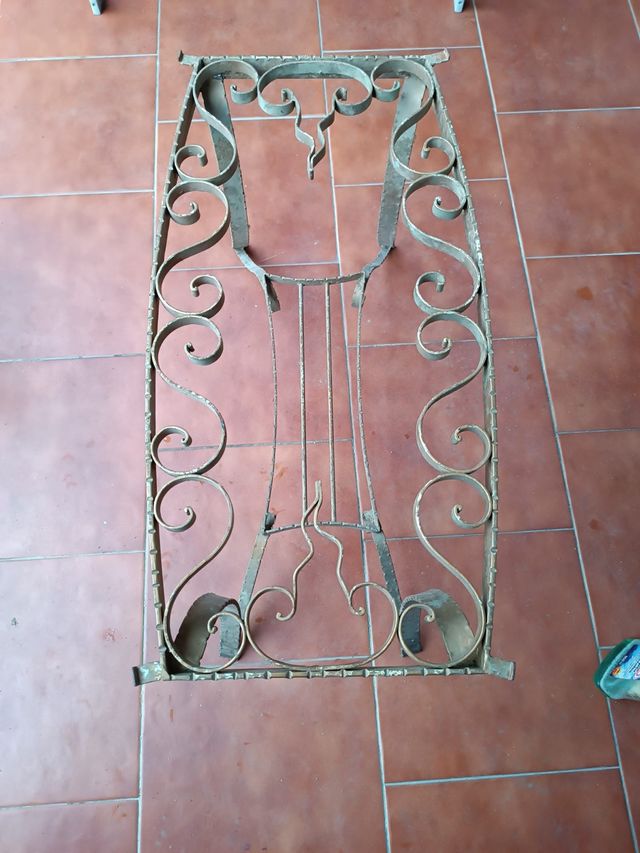 Mesa forja antigua con cristal macizo