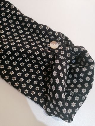 Blusa Mango negro flores, talla M. Como nueva. 
