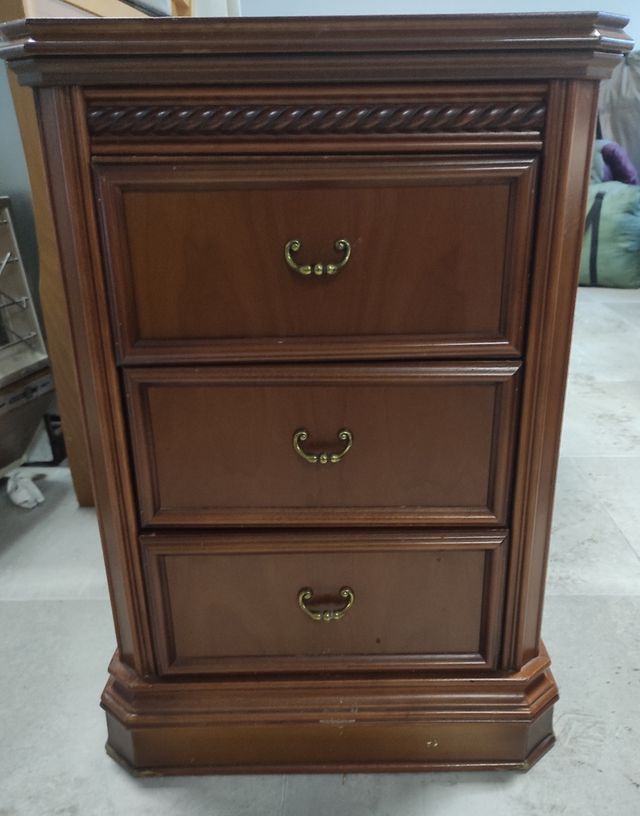 cama 1,35 X 1,90 y dos mesillas