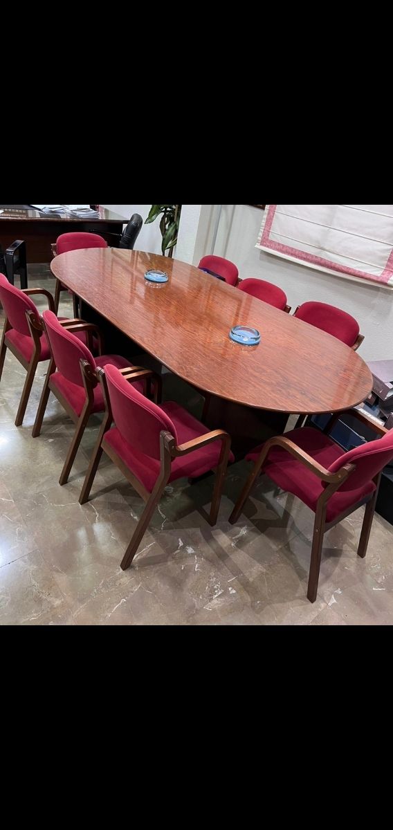 Mesa de reuniones y 8 sillones tapizados