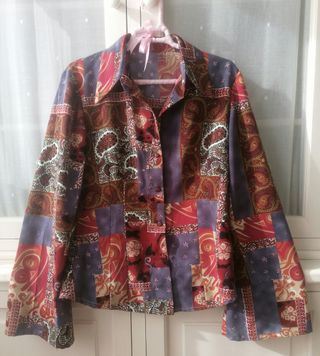 Blusa estampada de manga larga.