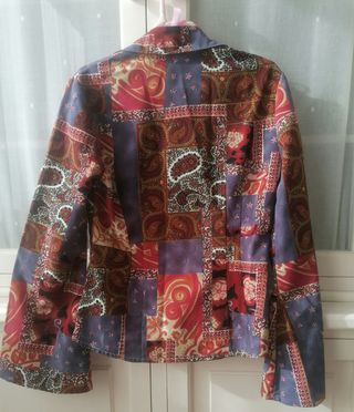 Blusa estampada de manga larga.