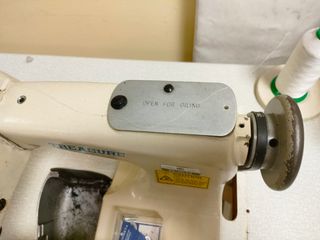 máquina de coser puntada invisible