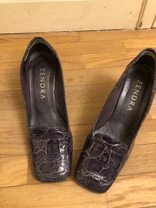 Zapato gris de tacon