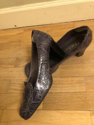 Zapato gris de tacon