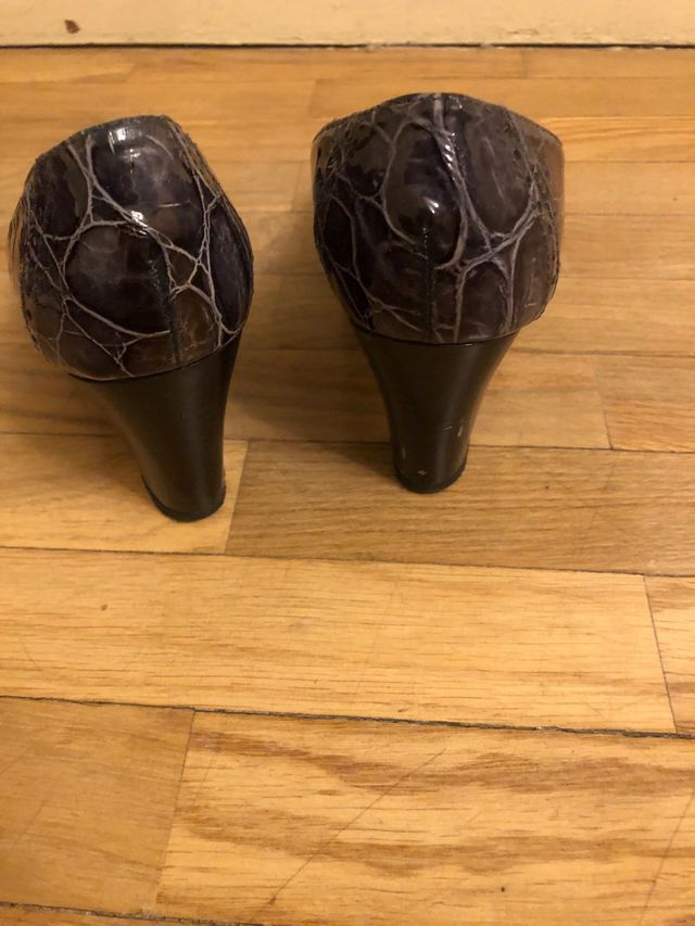 Zapato gris de tacon