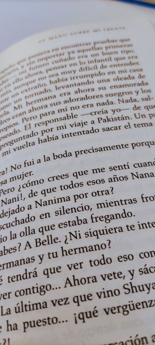 Libro "Su mano sobre mi frente" Nafisa Haji.
