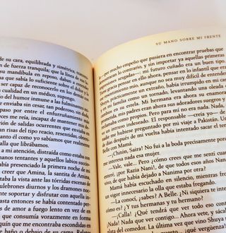 Libro "Su mano sobre mi frente" Nafisa Haji.