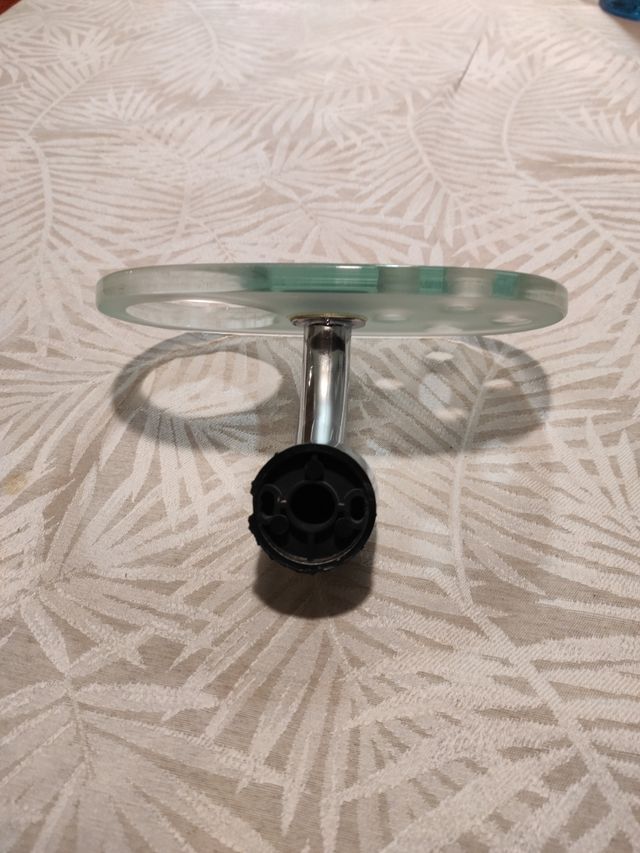 Acesorio de baño para vaso y cepillos de dientes.