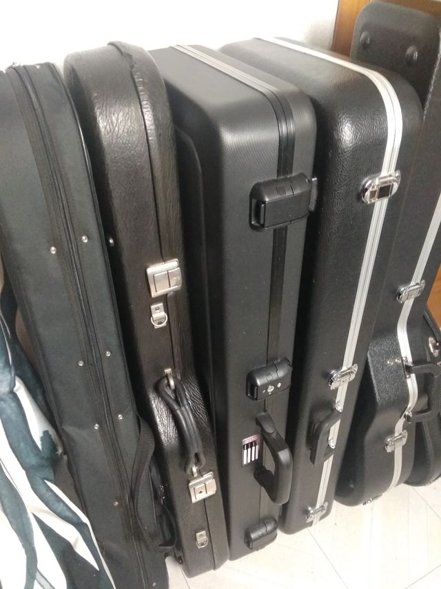 Estuche funda maleta para guitarra eléctrica.