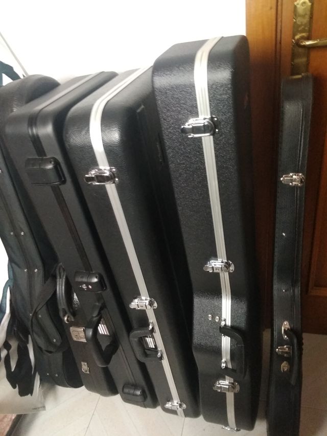 Estuche funda maleta para guitarra eléctrica.