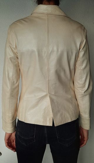 Cazadora de piel blanca