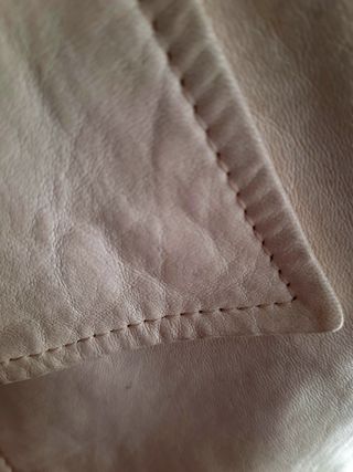 Cazadora de piel blanca