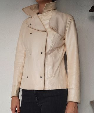 Cazadora de piel blanca