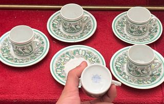 5 chávenas de café e 5 pires