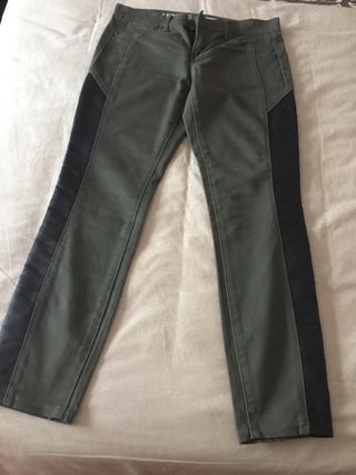 Legging verde militar y negro de cuero en lateral.