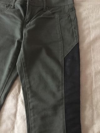 Legging verde militar y negro de cuero en lateral.