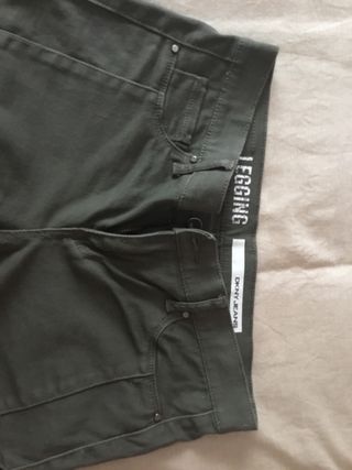 Legging verde militar y negro de cuero en lateral.
