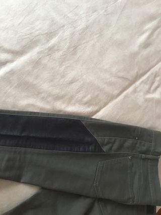 Legging verde militar y negro de cuero en lateral.