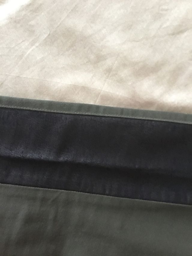 Legging verde militar y negro de cuero en lateral.