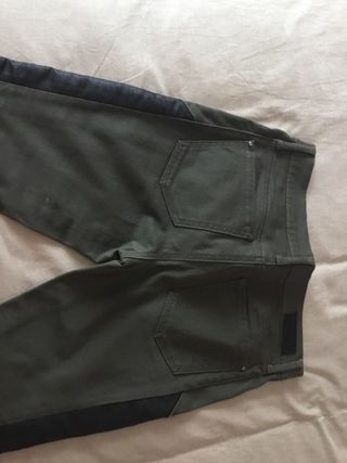 Legging verde militar y negro de cuero en lateral.