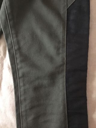 Legging verde militar y negro de cuero en lateral.