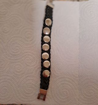 Pulsera de cuero y tachas