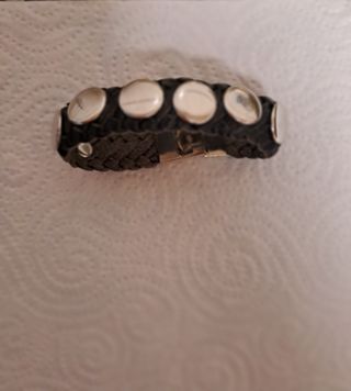Pulsera de cuero y tachas